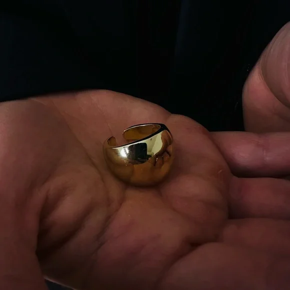 New Gold Chunky Ring Exaggerated - Picture 6 of 7